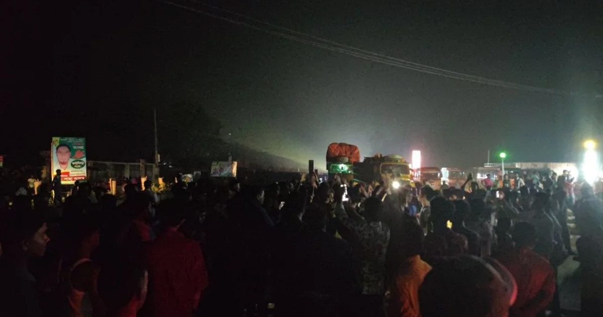 পরীক্ষার আগের দিনও প্রবেশপত্র পায়নি শিক্ষার্থীরা, প্রতিবাদে মহাসড়ক অবরোধ