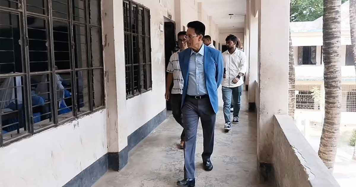 হঠাৎ এসএসসি পরীক্ষা কেন্দ্রে শিক্ষামন্ত্রী, অতঃপর..