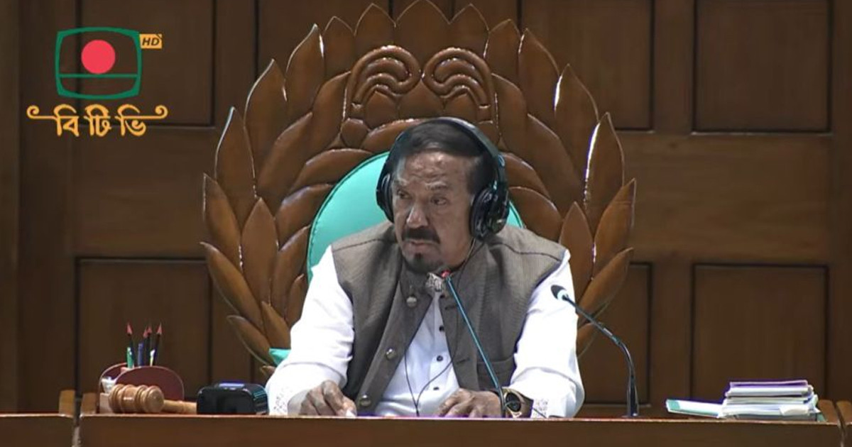 নিয়ম ভেঙে সংসদের অধিবেশন কক্ষে কিছু খাচ্ছিলেন এক এমপি, ধরে ফেললেন স্পিকার