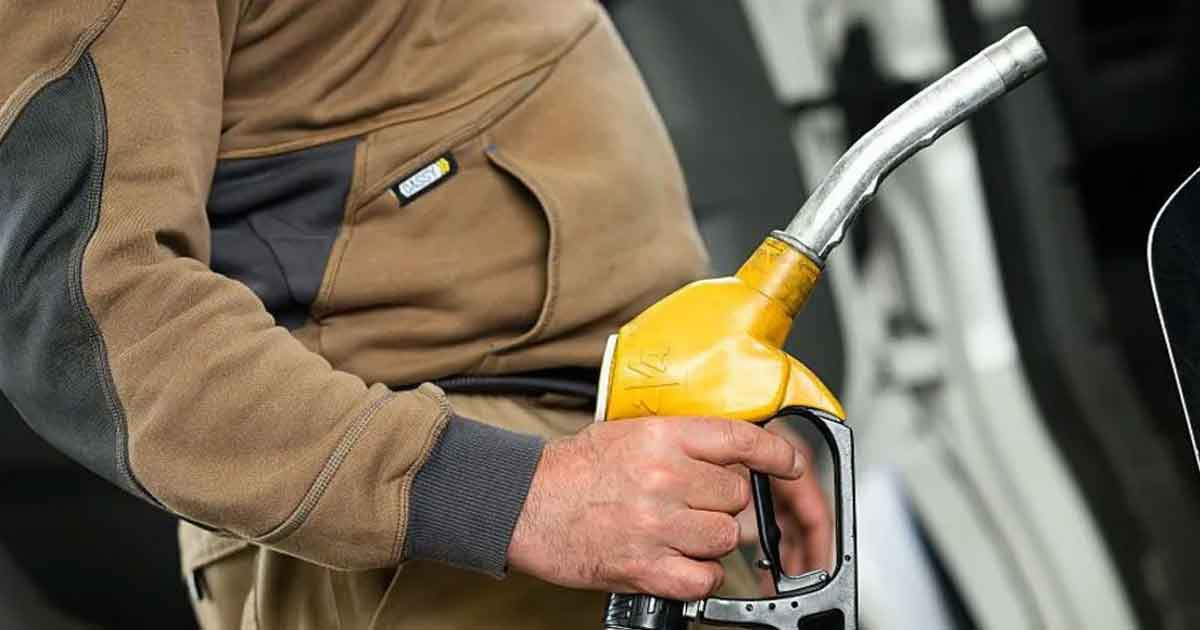 তেলের দামে সামান্য পতন