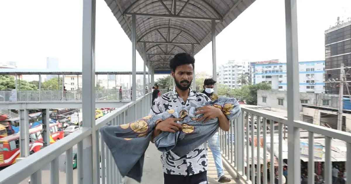 যুবকের কোলে শিশুর লাশ: ঘটনার বিষয়ে যা জানা গেল