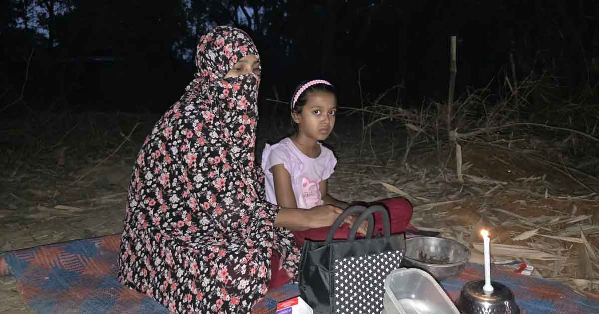 স্বামীর কবরের পাশে দুই সন্তান নিয়ে আশ্রয়হীন স্ত্রীর আহাজারি