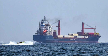 হরমুজে দুই জাহাজ জব্দ করল ইরান