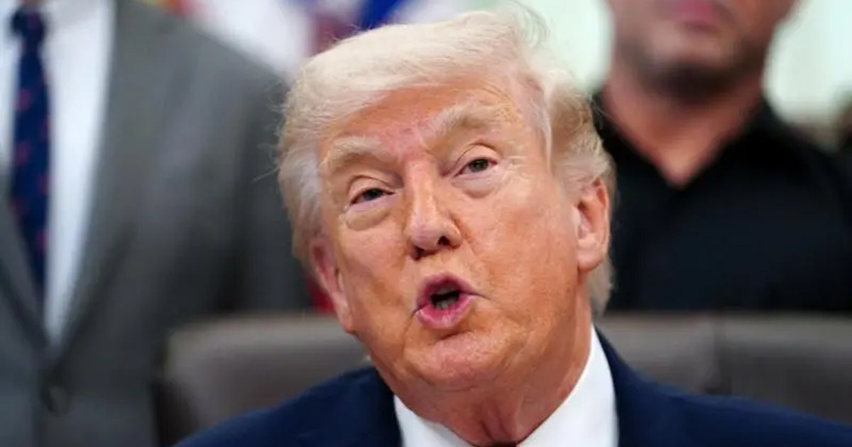 হরমুজে মাইন বসাতে দেখলেই গুলি চালানোর নির্দেশ ট্রাম্পের