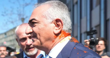 বার্লিনে রেজা পাহলভীর ওপর লাল তরল নিক্ষেপ