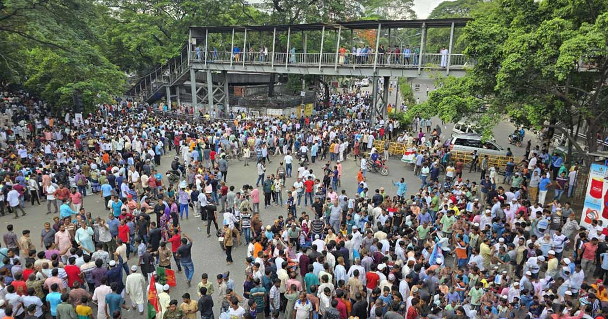 রাজনৈতিক অনিশ্চয়তায় চাপের মুখে অর্থনীতি