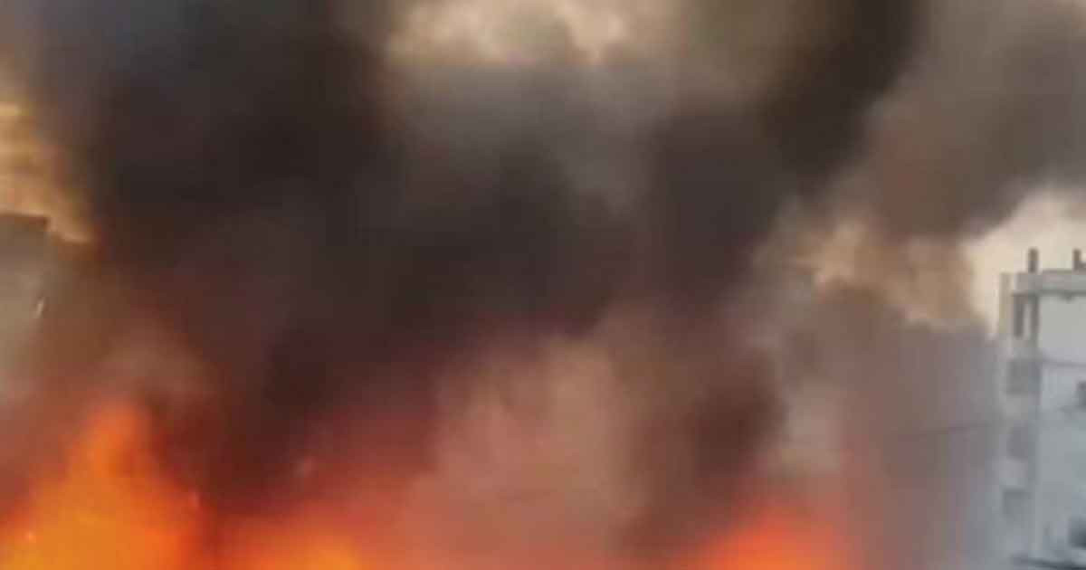 নারায়ণগঞ্জে ঝুটের গুদামে অগ্নিকাণ্ড