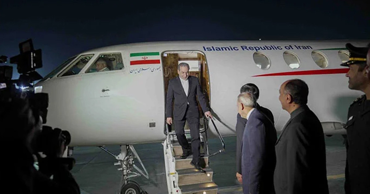 আলোচনার জন্য পাকিস্তান পৌঁছেছেন ইরানের পররাষ্ট্রমন্ত্রী
