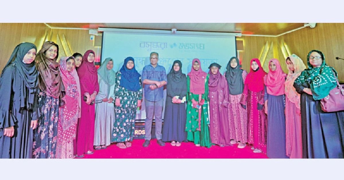 স্বাবলম্বী হবেন উল্লাপাড়ার দরিদ্র নারীরা