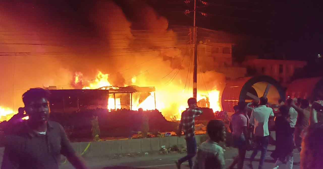 নারায়ণগঞ্জে ভয়াবহ অগ্নিকাণ্ড: বেশ কয়েকটি দোকান পুঁড়ে ছাই