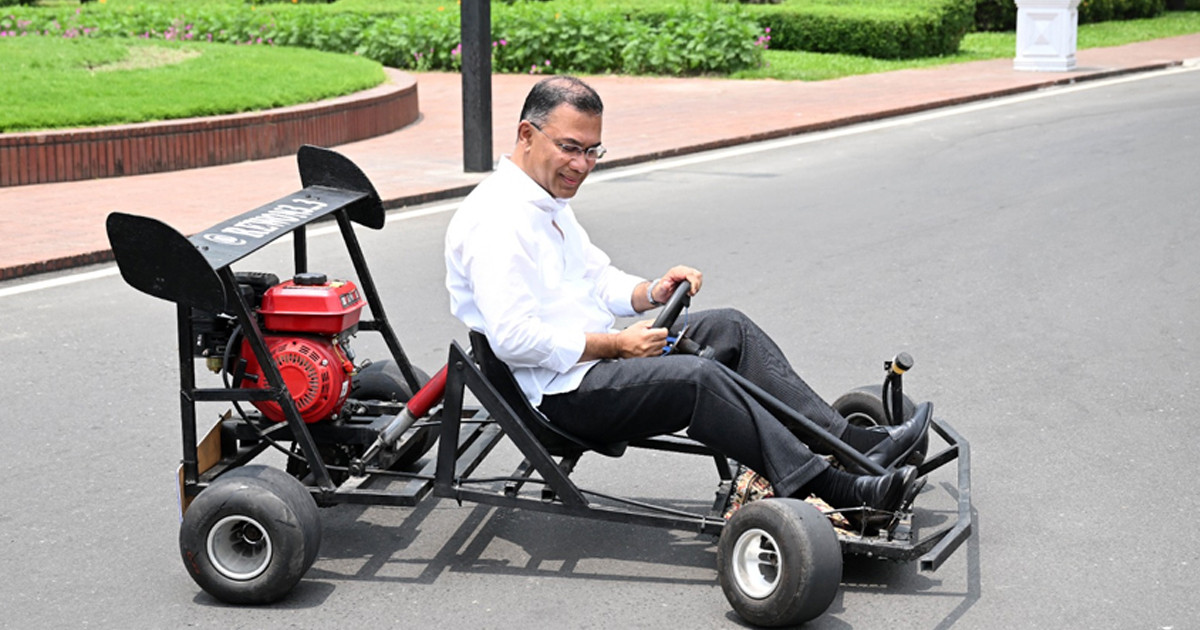 শিক্ষার্থীর উদ্ভাবিত গো-কার্ট চালালেন প্রধানমন্ত্রী