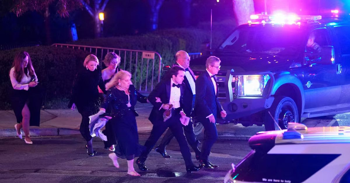 সাংবাদিকদের সঙ্গে নৈশভোজের সময় গুলির শব্দ, সরিয়ে নেয়া হলো ট্রাম্পকে