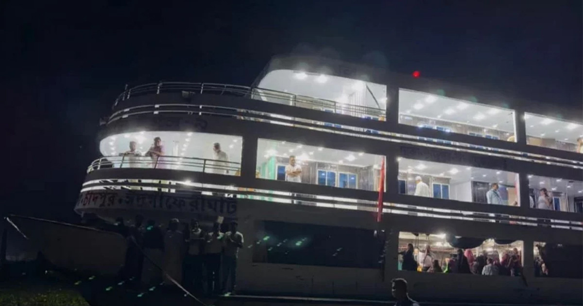 নদীতে ঝড়ের কবলে পড়ে দুই লঞ্চ চরে আটকা, উদ্ধার শতাধিক যাত্রী