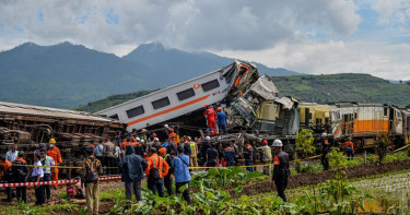 দুই ট্রেনের মুখোমুখি সংঘর্ষ, বহু হতাহতের আশঙ্কা