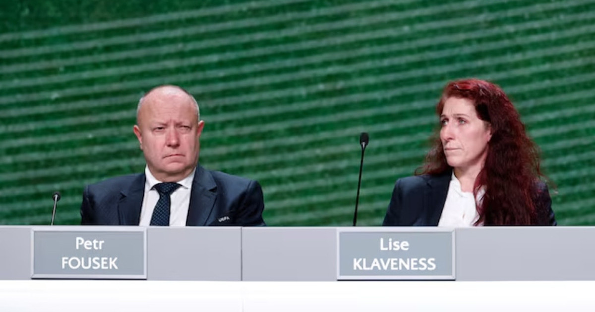 ট্রাম্পকে দেওয়া ‘ফিফা শান্তি পুরস্কার’ বাতিলের দাবি