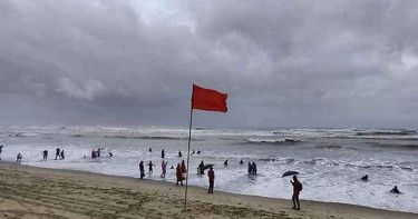 চার সমুদ্রবন্দরকে ৩ নম্বর সতর্ক সংকেত