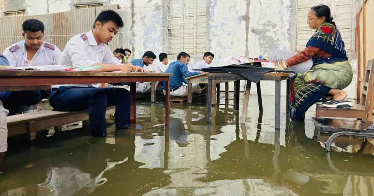 জলাবদ্ধতায় জনজীবনে চরম ভোগান্তি