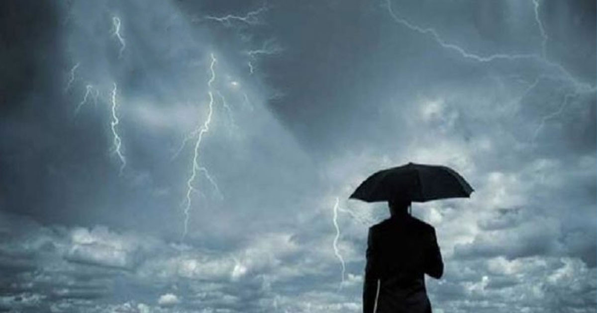 বজ্রপাতের সময় নিজেকে নিরাপদ রাখবেন যেভাবে