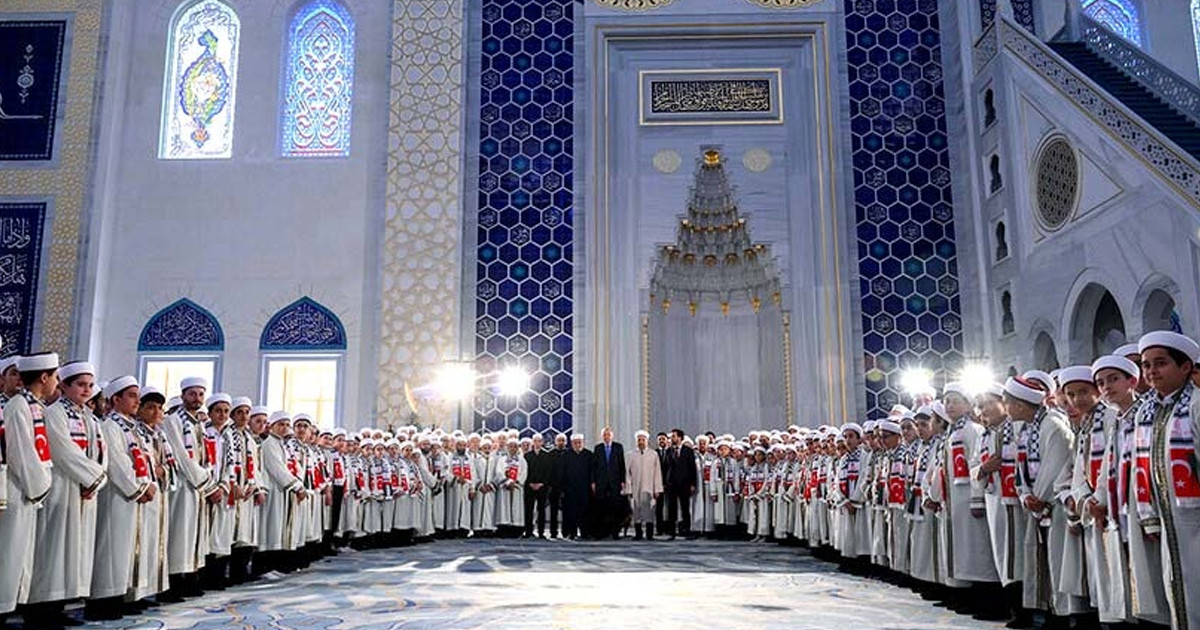 ইস্তাম্বুলে ৩৩৩ হাফেজকে এরদোয়ানের সংবর্ধনা