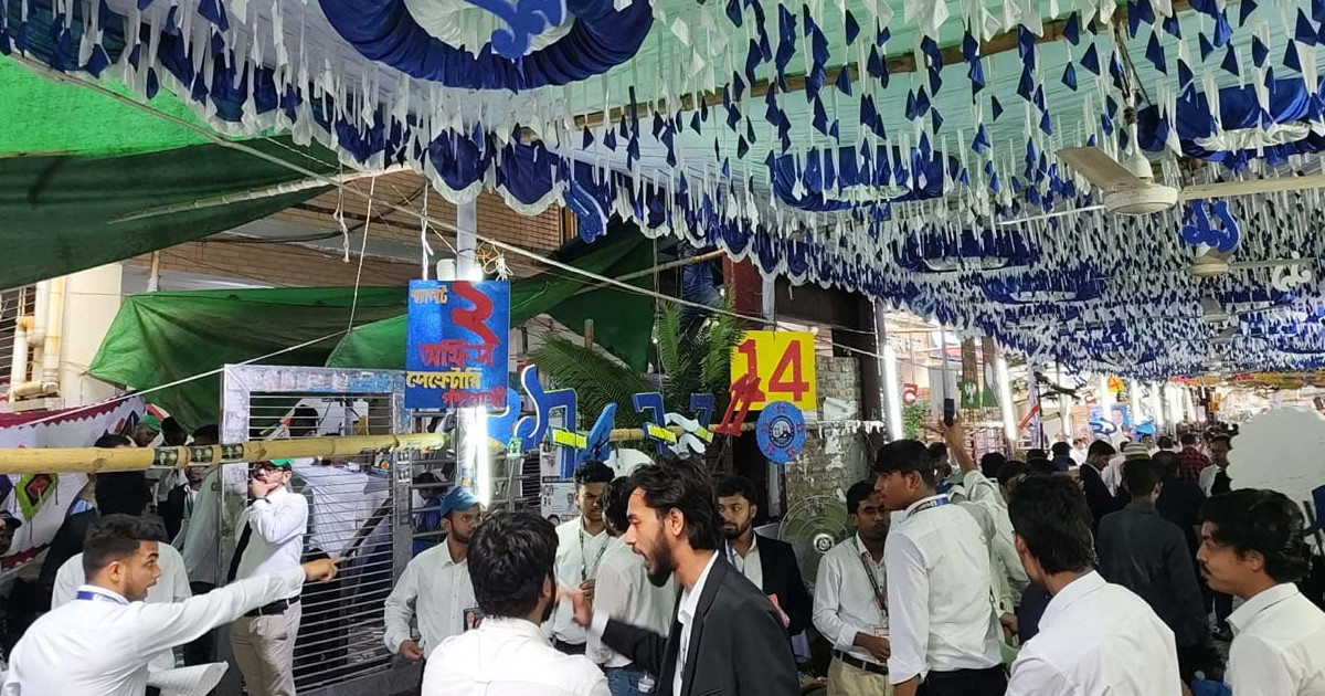 ঢাকা আইনজীবী সমিতির নির্বাচনে দ্বিতীয় দিনের ভোটগ্রহণ চলছে