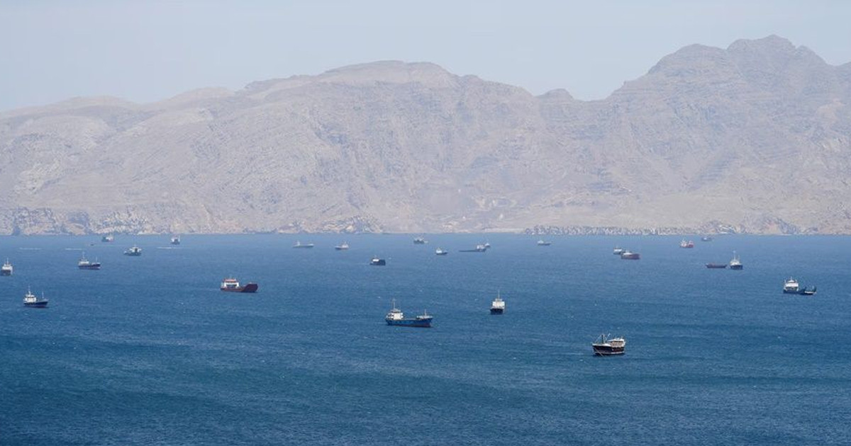 হরমুজে ২০০০ জাহাজসহ ২০ হাজার নাবিক আটকা