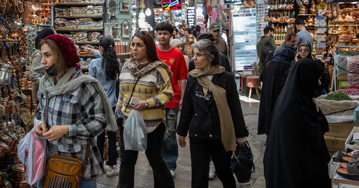 যুদ্ধের মাঝেও কীভাবে ঘুরে দাঁড়াচ্ছে ইরানের অর্থনীতি?