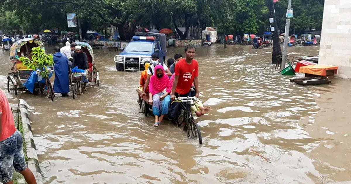 বৃষ্টিতে ডুবেছে ঢাকা, সড়কে ব্যাপক জলাবদ্ধতা