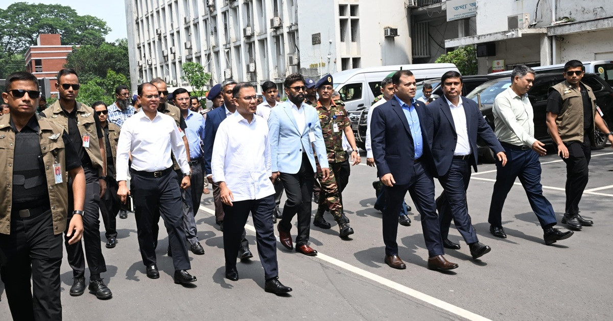 সচিবালয় থেকে হেঁটে গিয়ে ডিসি সম্মেলন উদ্বোধন করলেন প্রধানমন্ত্রী