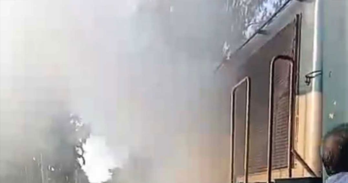 লালমনিরহাটে চলন্ত ট্রেনে আগুন