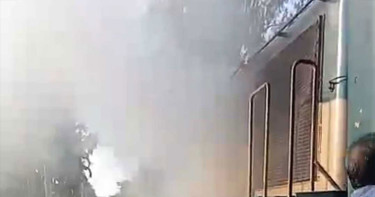 লালমনিরহাটে চলন্ত ট্রেনে আগুন