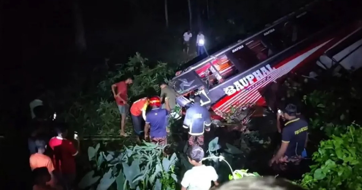 মধ্যরাতে ঢাকাগামী বাস খাদে পড়ে নিহত ১, আহত ১০