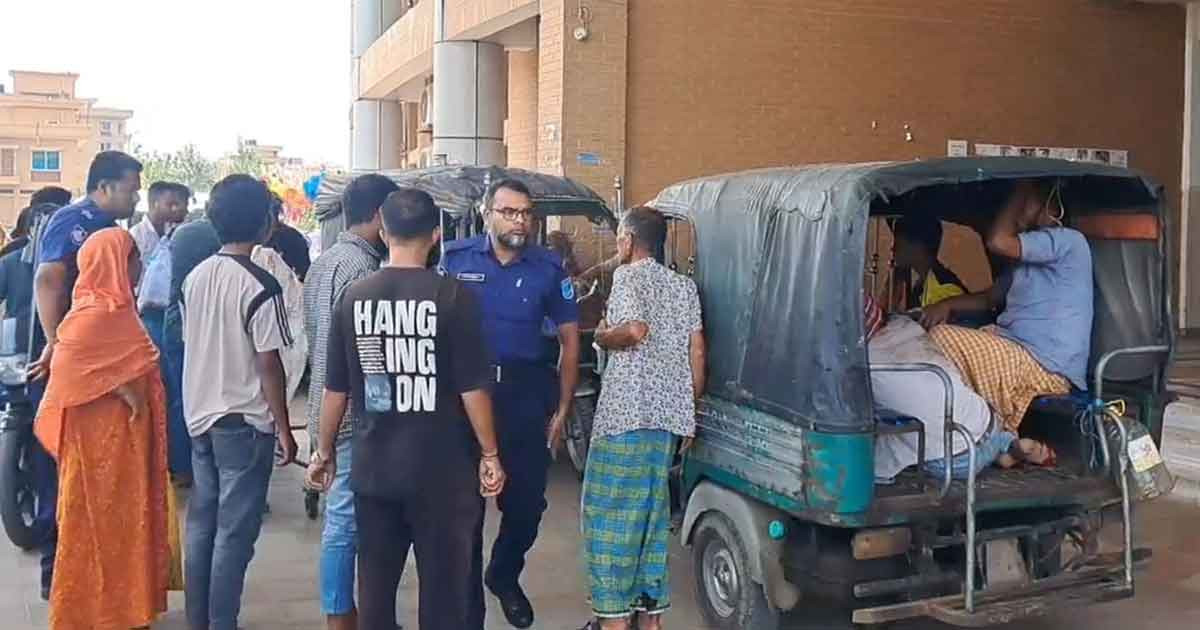 গোপালগঞ্জে ইজিবাইক ও ভ্যানকে বাসের চাপা, নিহত ১