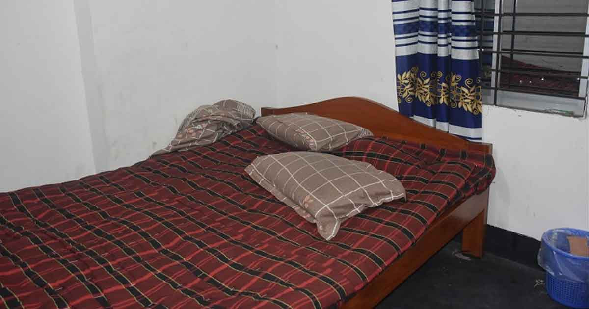 আবাসিক হোটেলের কক্ষে মিলল নারীর গলা কাটা লাশ