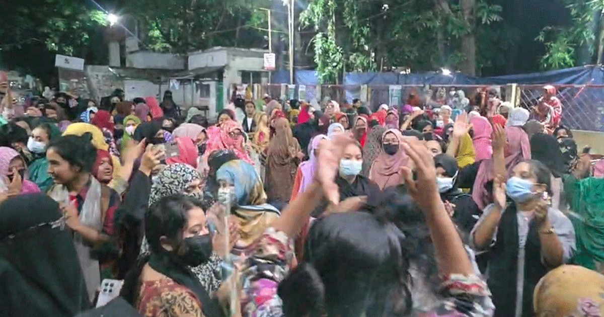 ছাত্ররাজনীতি বন্ধের দাবিতে উত্তাল তিতুমীর কলেজ