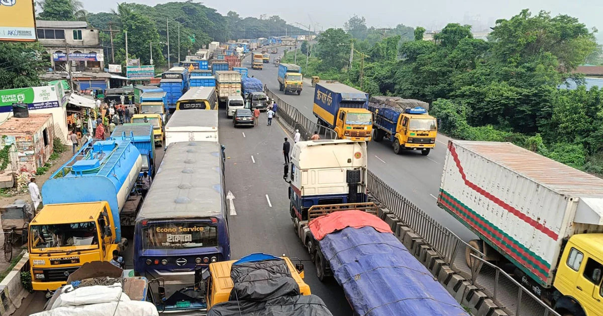 ঢাকা-চট্টগ্রাম মহাসড়কে তীব্র যানজট