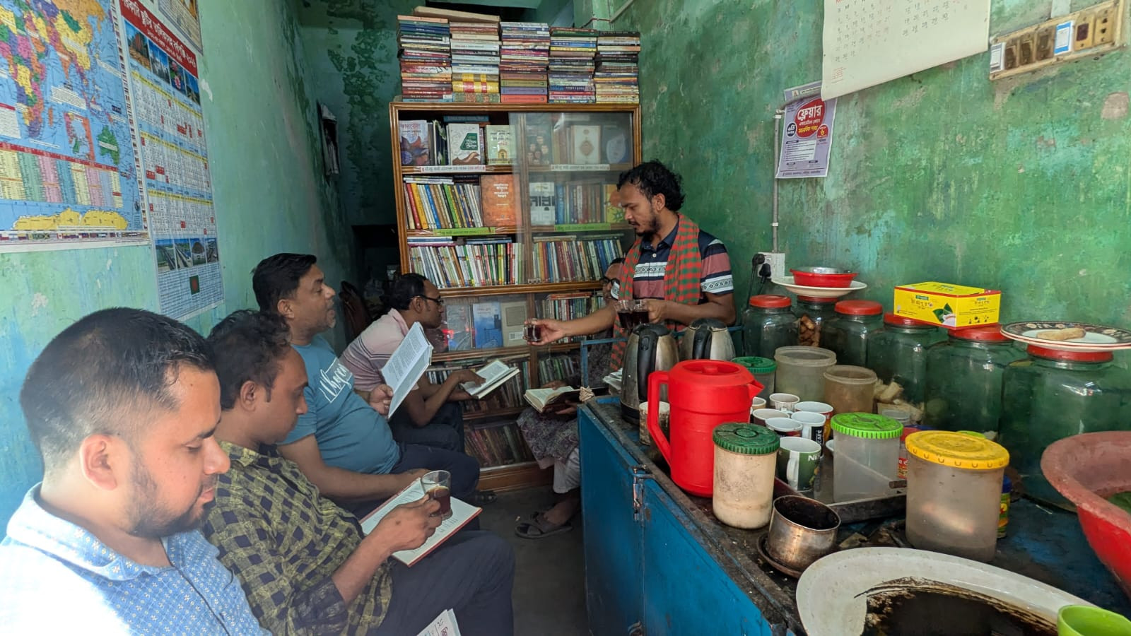 বিএ পড়া চা বিক্রেতার পাঠাগার: পাশে আছে  বসুন্ধরা শুভসংঘ