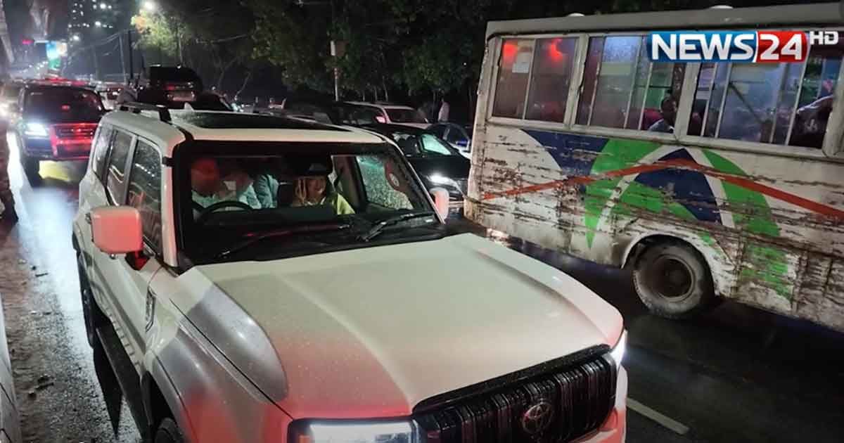 নিজে গাড়ি চালিয়ে চীন-মৈত্রী সম্মেলন কেন্দ্রে গেলেন প্রধানমন্ত্রী