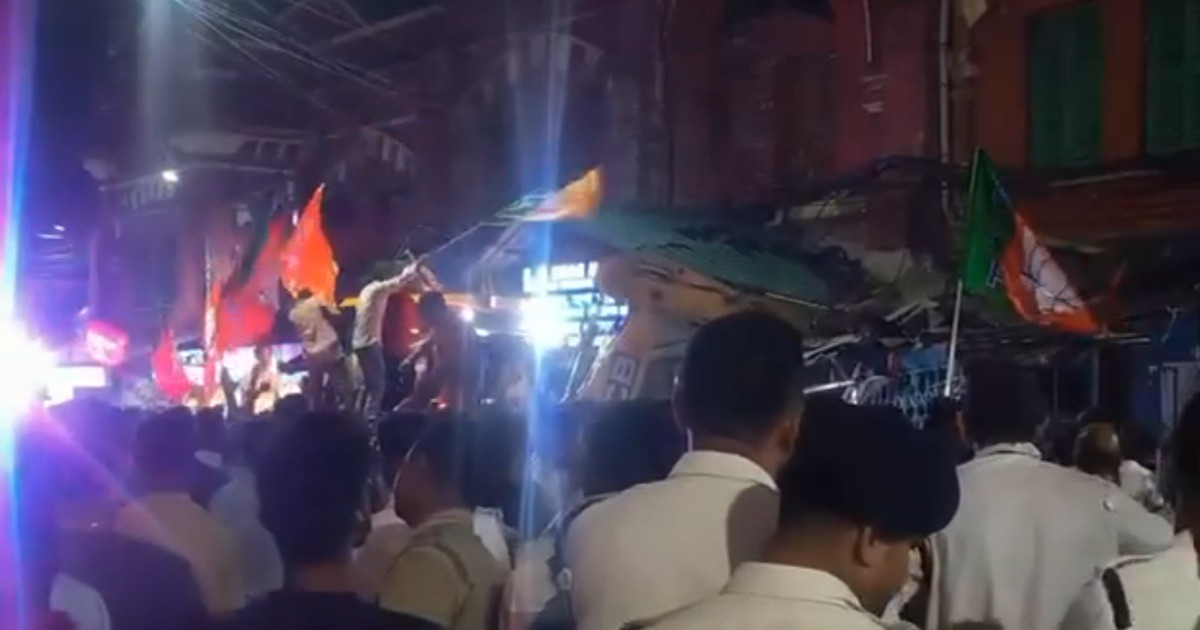বিজেপির বুলডোজার তাণ্ডব: ‘জয় শ্রীরাম’ স্লোগানে গুঁড়িয়ে দিল নিউমার্কেটের দোকান