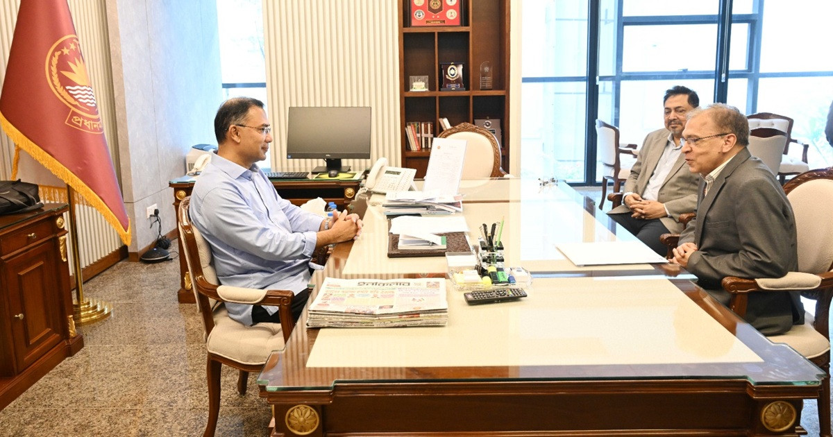 প্রধানমন্ত্রীর সঙ্গে টিআইবির নির্বাহী পরিচালকের সাক্ষাৎ