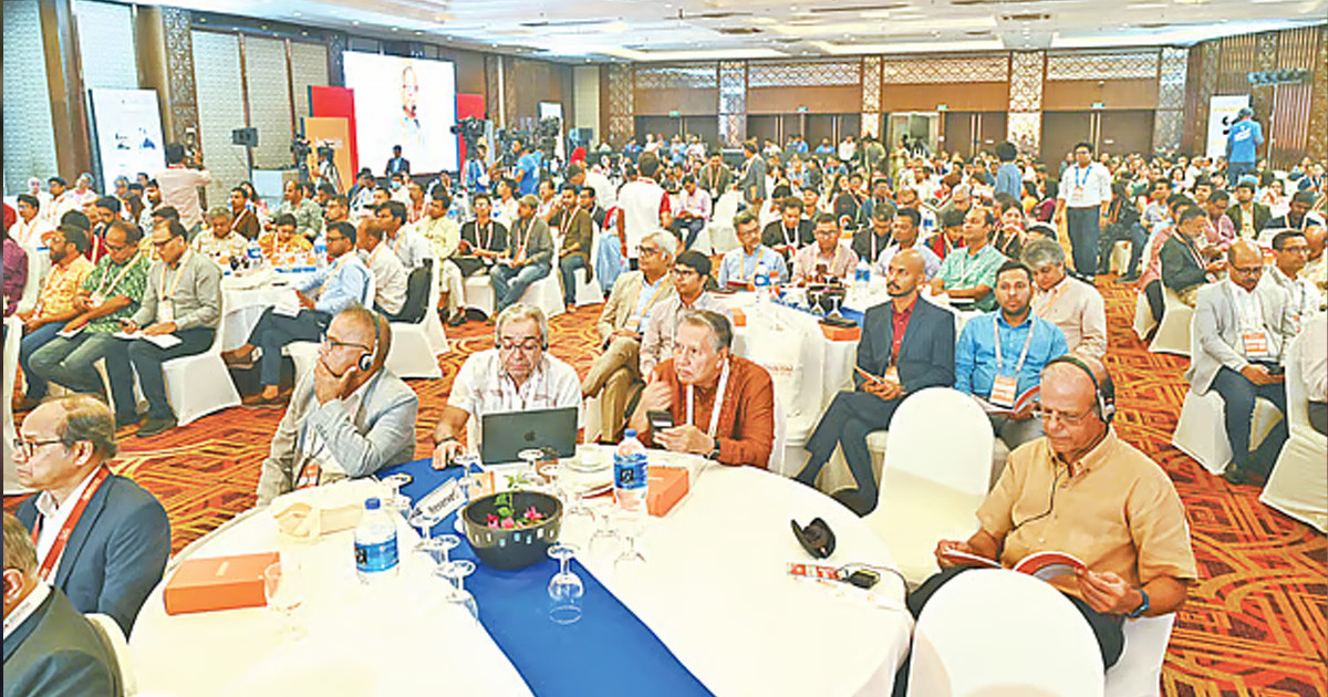 চাপে গণমাধ্যম, সংকটকালই পরিবর্তনের বড় সুযোগ