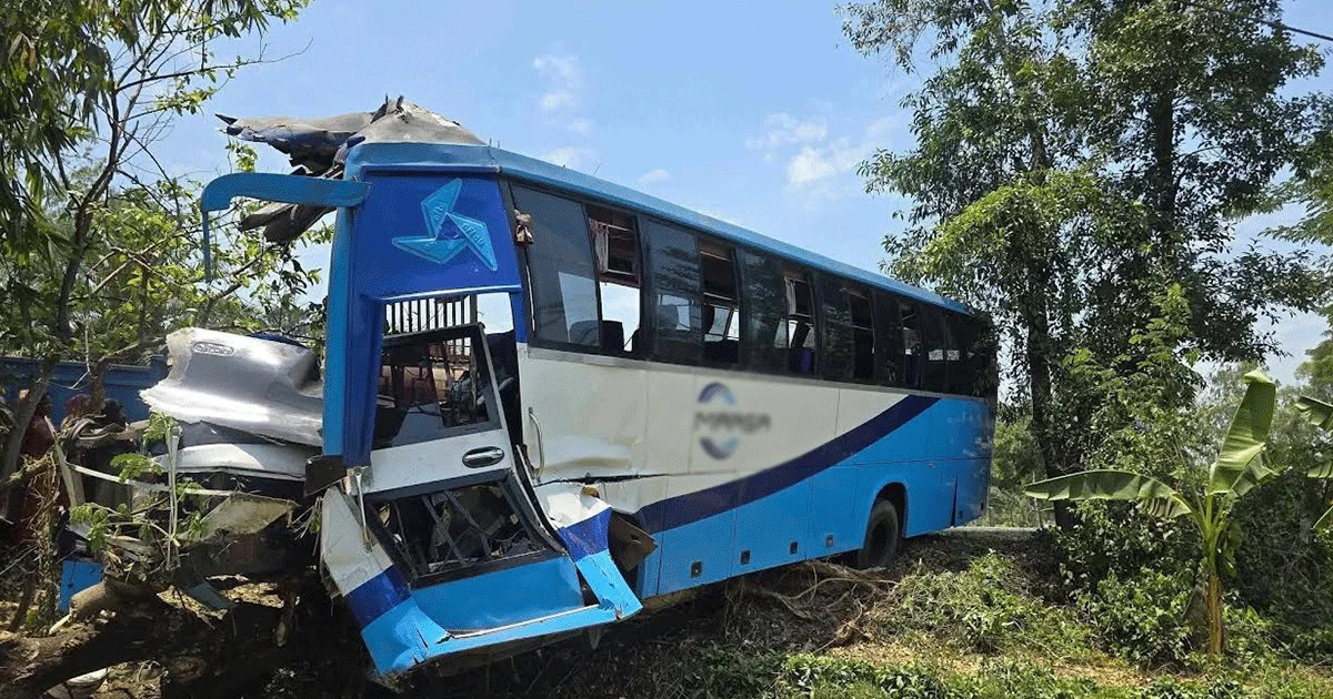 চট্টগ্রামের লোহাগাড়ায় দুই বাসের সংঘর্ষে নিহত ৪, আহত ১০