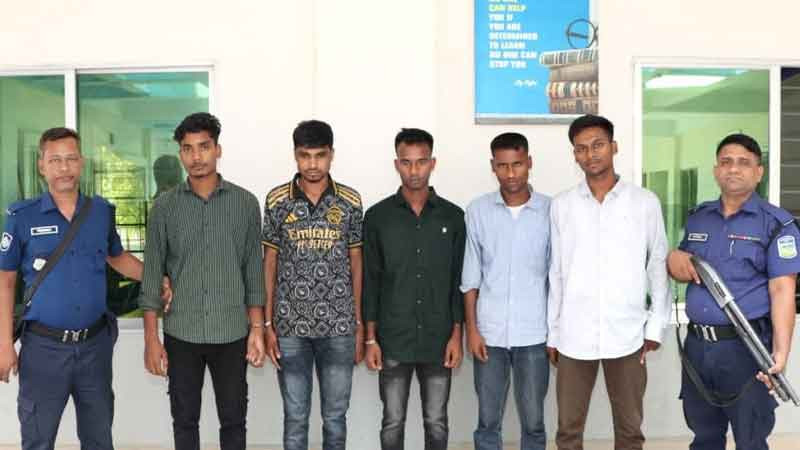 কনস্টেবল নিয়োগ পরীক্ষায় ১৮ লাখ টাকার চুক্তিতে ডিভাইস ব্যবহার, আটক ৫