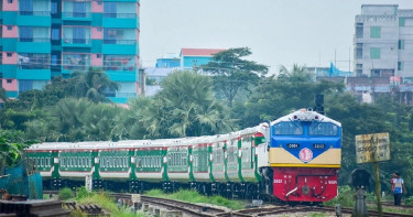 রাজধানীতে চলন্ত ট্রেনে ছিনতাই, যাত্রীকে ছুরিকাঘাত
