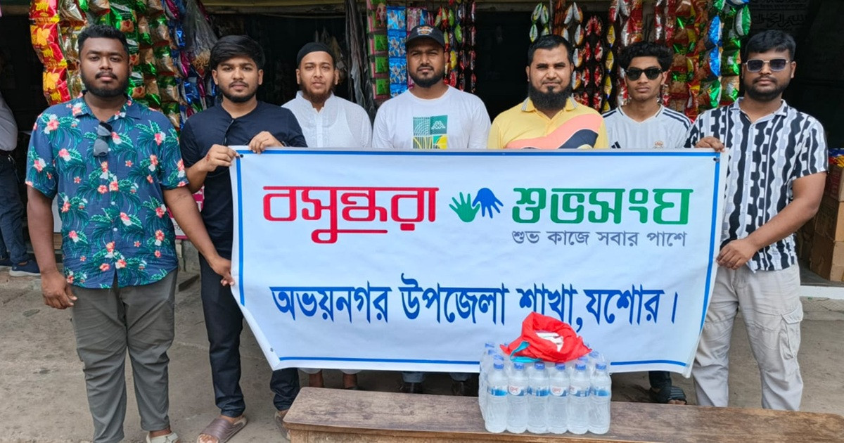অভয়নগরে শ্রমজীবীদের মাঝে বিশুদ্ধ পানি ও স্যালাইন বিতরণ করেছে বসুন্ধরা শুভসংঘ