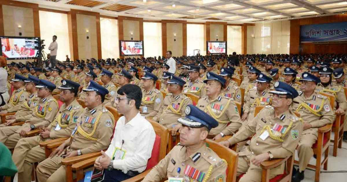 আলাদা পে-স্কেল চায় পুলিশ, আছে আরও একগুচ্ছ দাবি