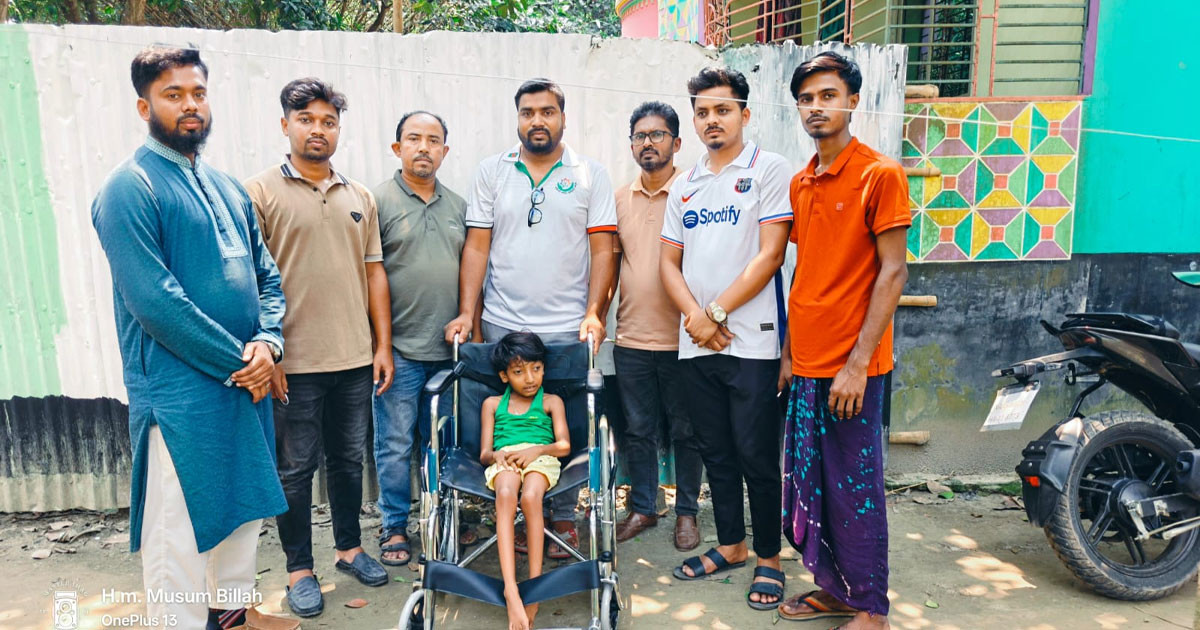 শিবপুরে বসুন্ধরা শুভসংঘের উদ্যোগে প্রতিবন্ধী শিশুকে হুইলচেয়ার উপহার