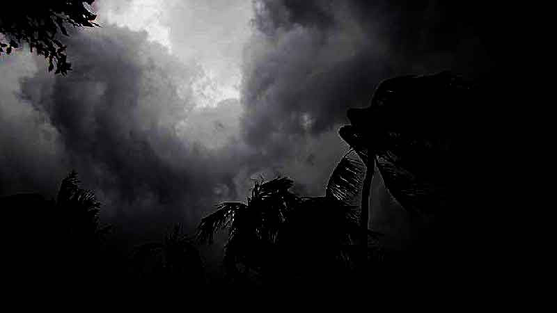 রাতের মধ্যে যে ১৩ জেলায় আঘাত হানতে পারে ঝড়