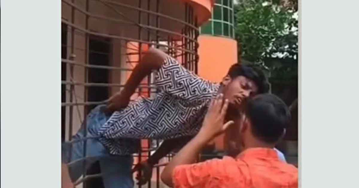 কুমিল্লায় বারান্দার গ্রিলে আটকে গেল চোর