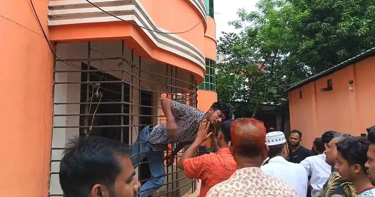 কুমিল্লায় চুরি করতে গিয়ে গ্রিলে আটকে গেল চোর