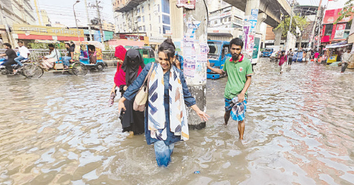 ওপরে মেট্রো, নিচে হাঁটুপানি